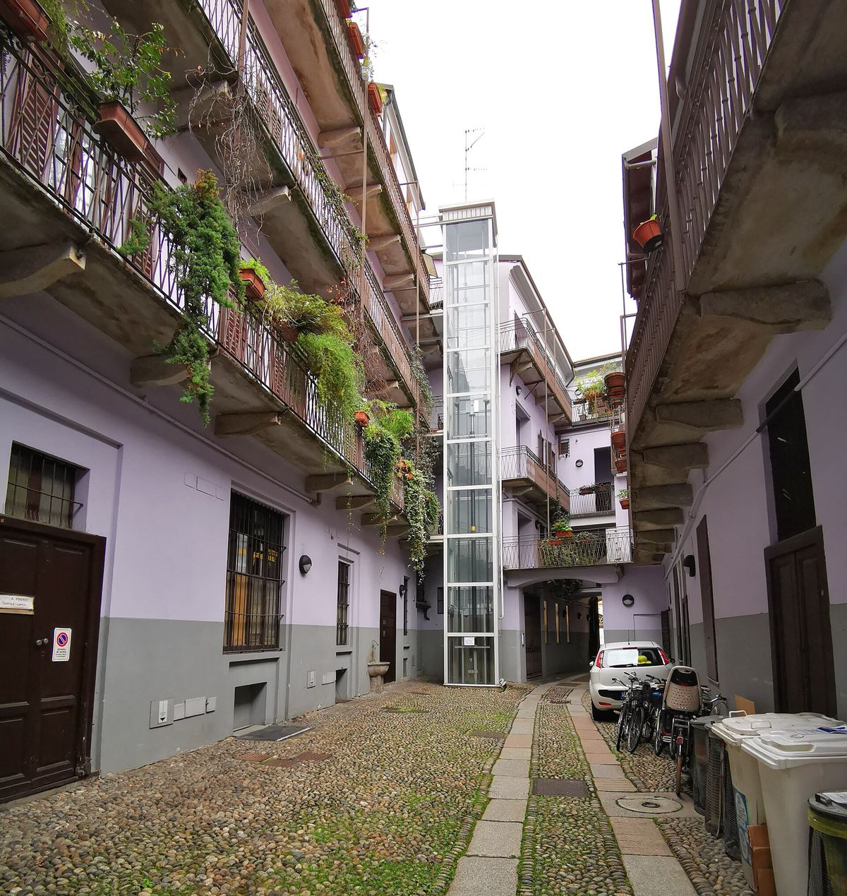 Il cortile stretto di una casa di ringhiera in corso San Gottardo, a Milano