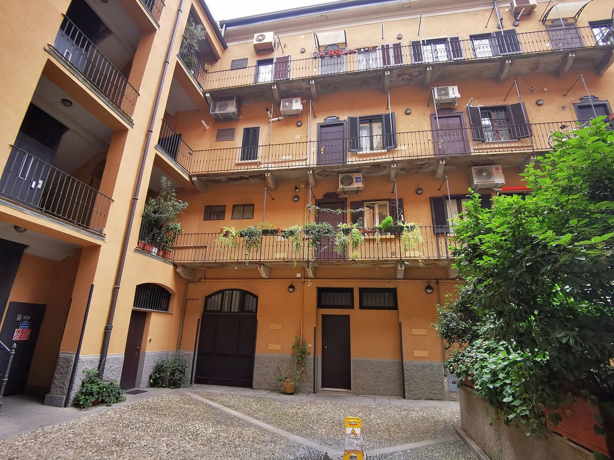 Il cortile di una casa di ringhiera in viale Monza, a Milano, con i ballatoi